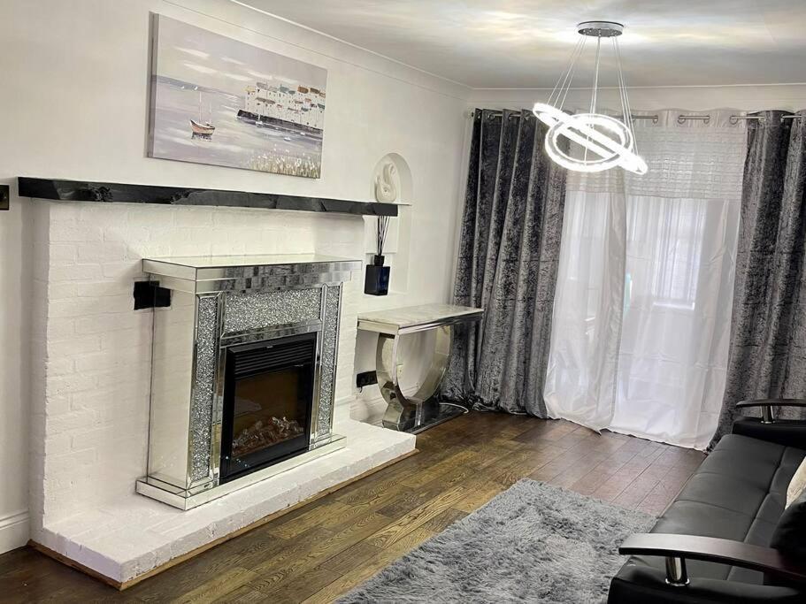Spacious 4 Bedroom House Биллерикей Экстерьер фото